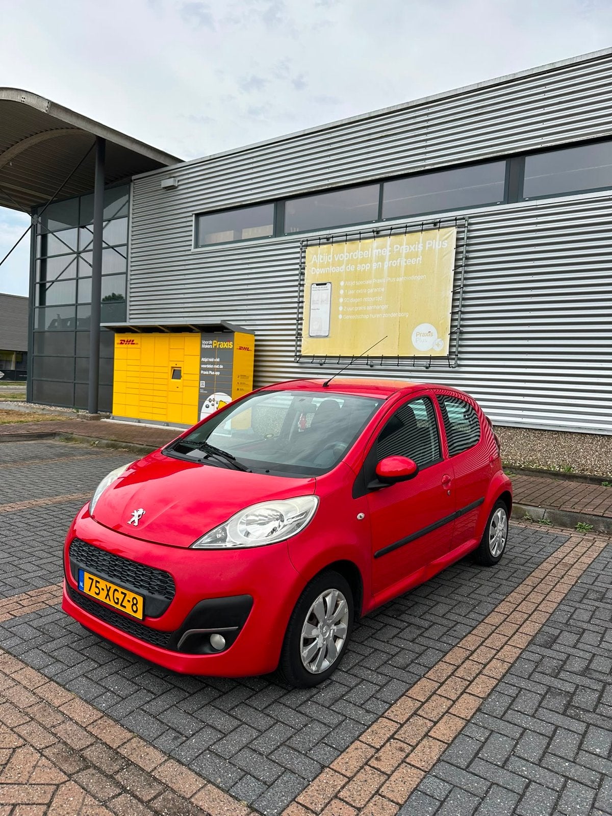 Peugeot 107 1.0 12V 5DR 2012 Rood, Auto's, Peugeot, Voorwielaandrijving, 4 stoelen, Origineel Nederlands, Handgeschakeld