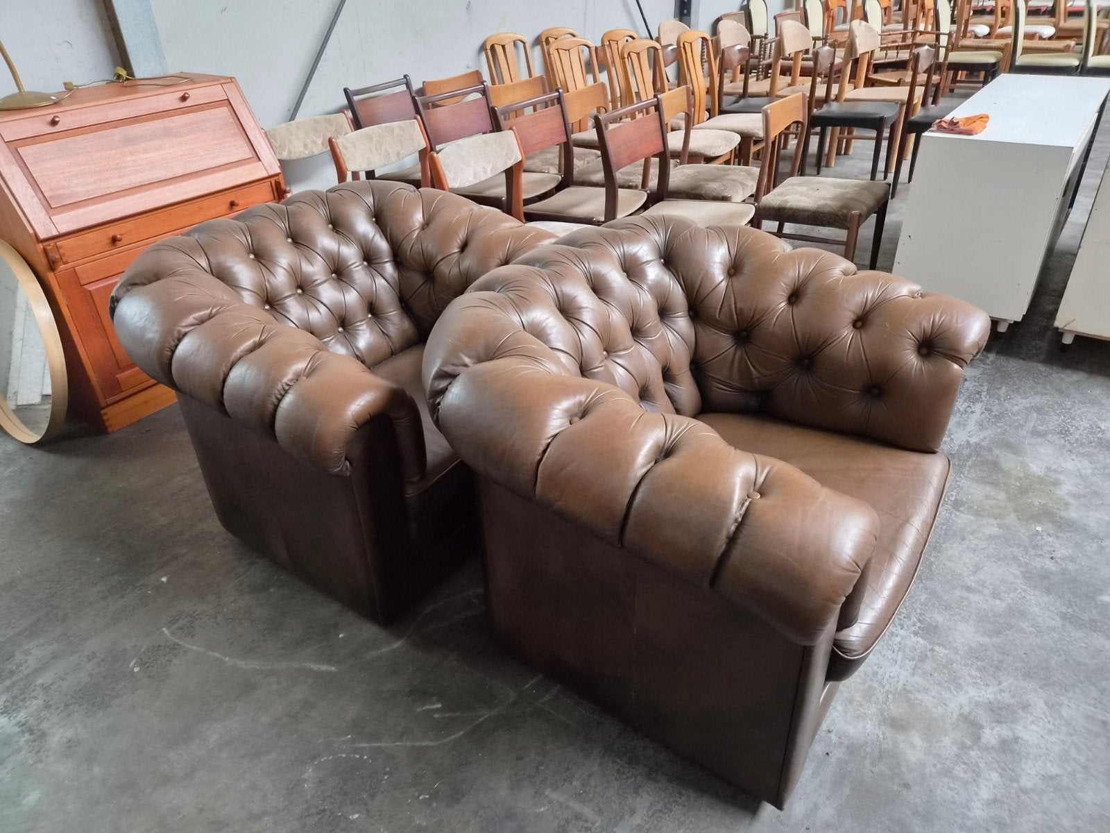Twee klassieke bruine leren Chesterfield fauteuils, Huis en Inrichting, Stoelen, Ophalen, Gebruikt, Twee, Bruin