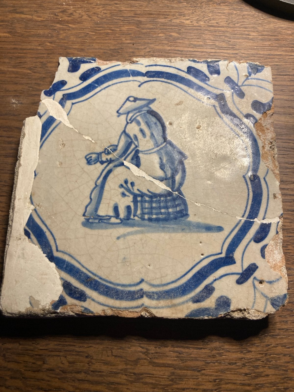 Antieke 17e eeuwse Delfts blauwe tegel met figuur, Antiek en Kunst, Ophalen of Verzenden