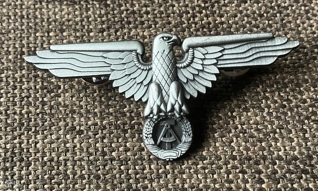 Metalen adelaar speldje Duitse Democratische Republiek, Ophalen of Verzenden, Overige soorten, Duitsland, Embleem of Badge