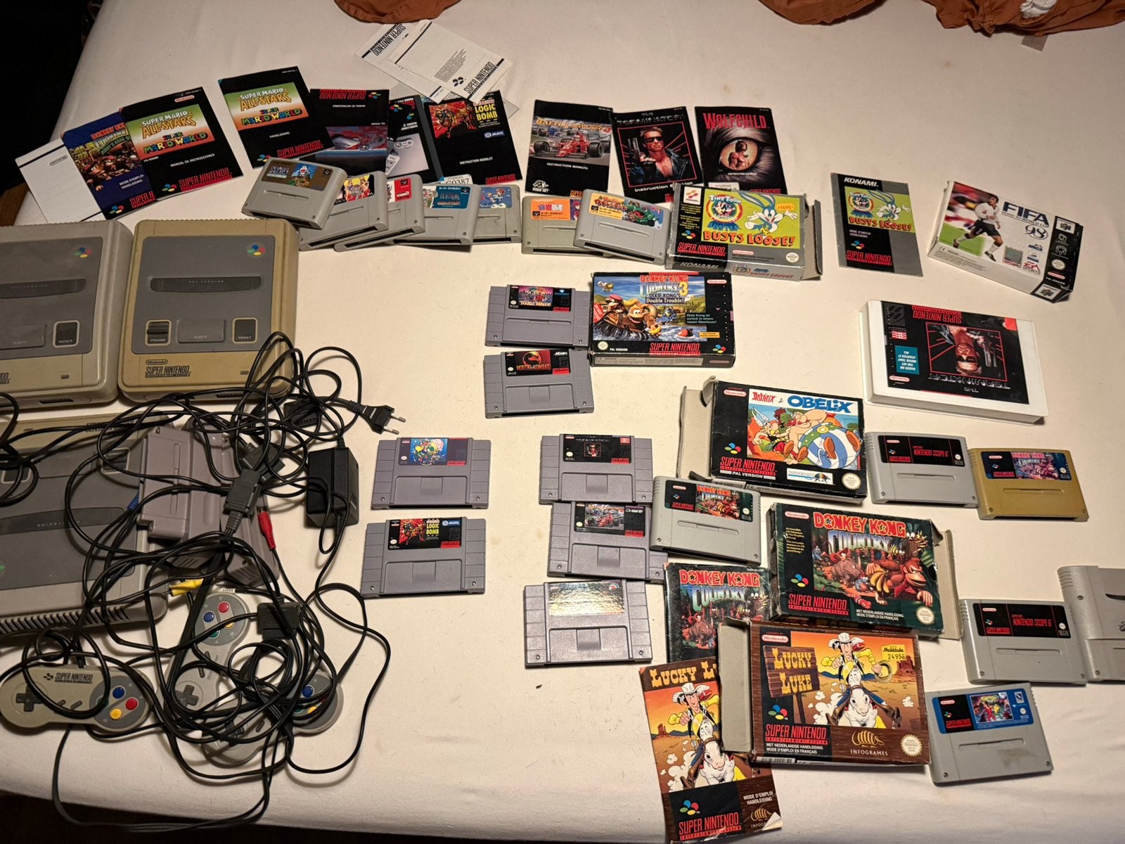 Sness collectie games boekjes doosjes, Ophalen, Zo goed als nieuw, Met 2 controllers