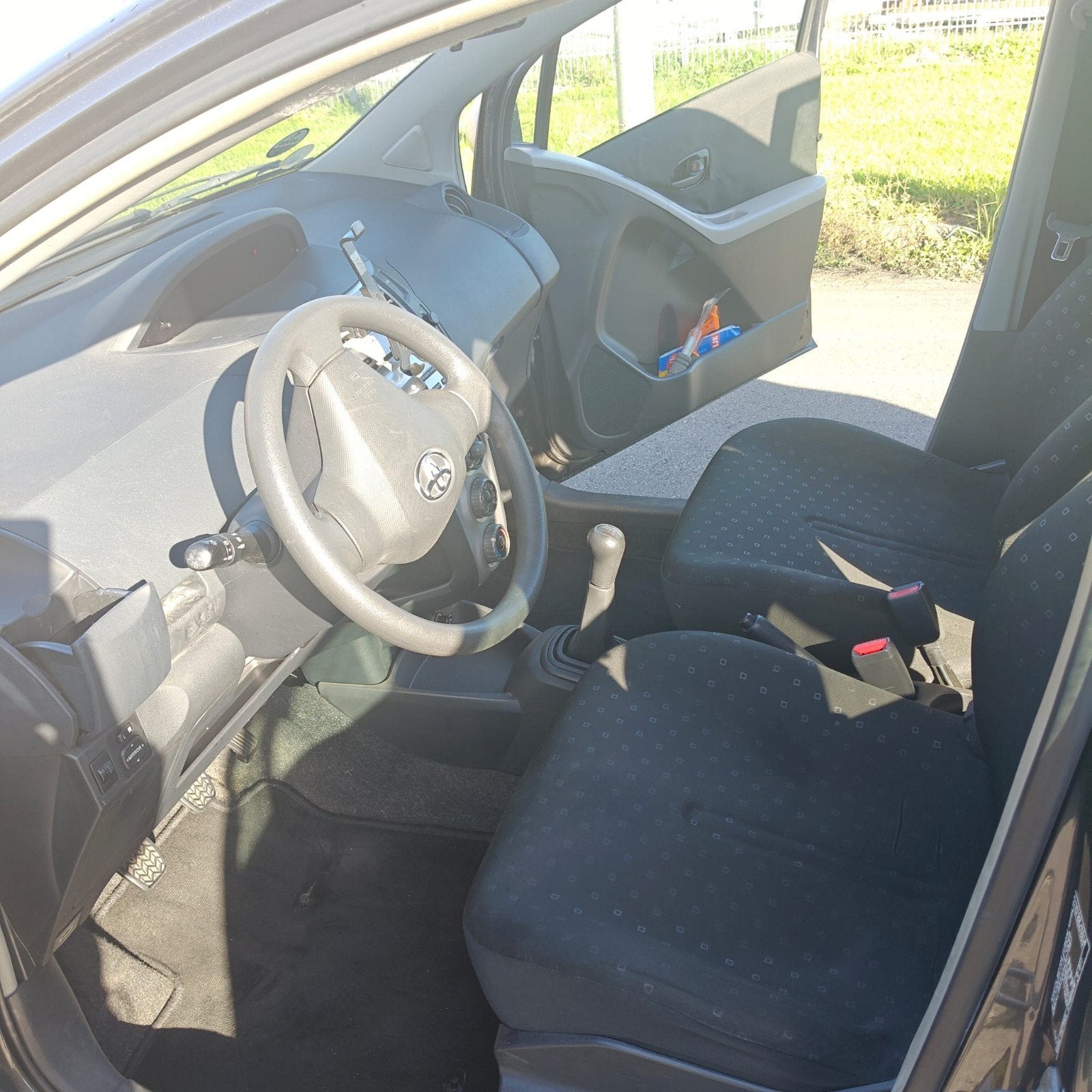 Foto 6 van Toyota Yaris 1.3 16V Vvt-i 5DR 2009 Grijs
