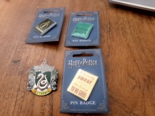 4 x Harry Potter - Pin Badge - Potions Master / Deathly, Verzamelen, Ophalen of Verzenden, Gebruikt, Overige typen