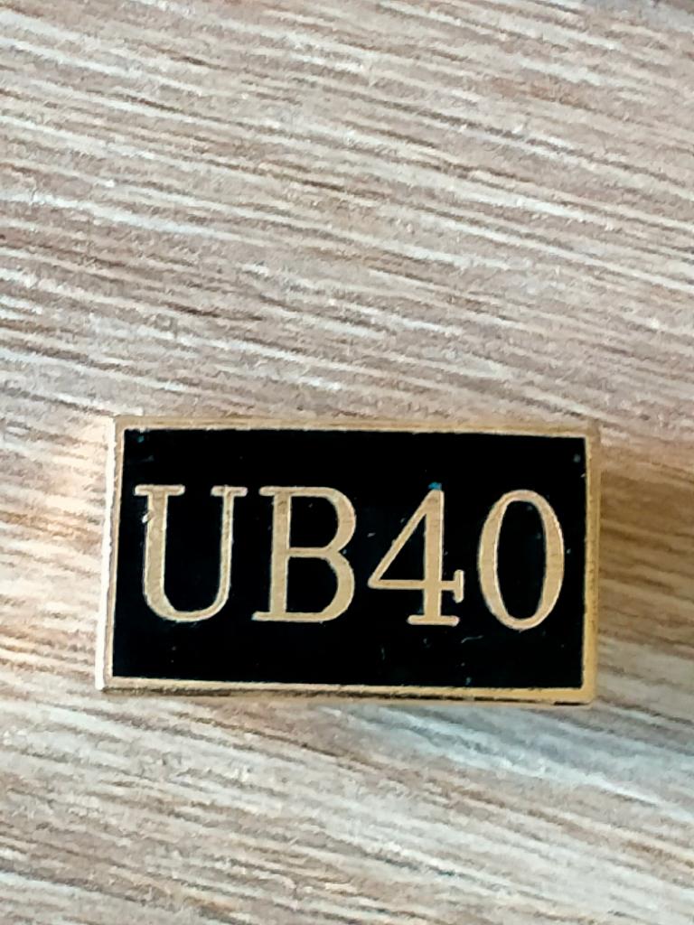UB40 UB 40 vintage pop muziek kleding speld RARE, Verzamelen, Ophalen of Verzenden, Gebruikt, Kleding