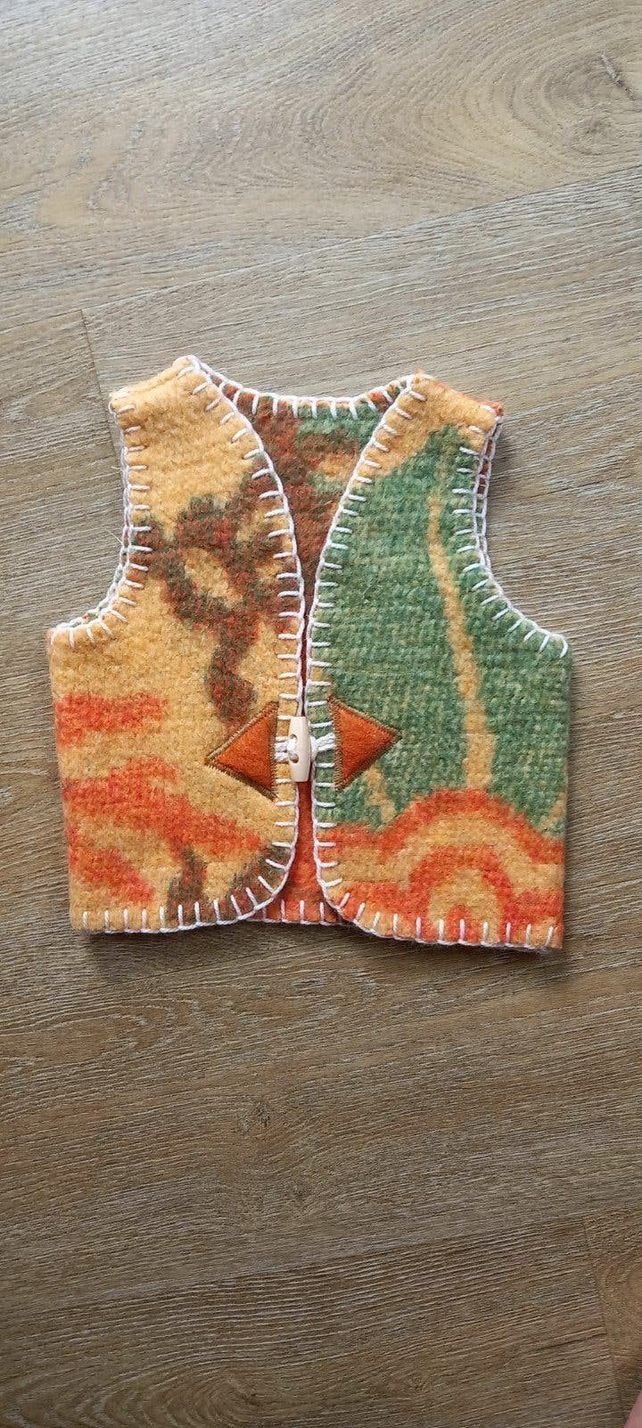 Handgemaakte wollen bodywarmer maat 74 van AaBe deken, Kinderen en Baby's, Overige typen, Nieuw, Ophalen of Verzenden, Handgemaakt (AaBe)