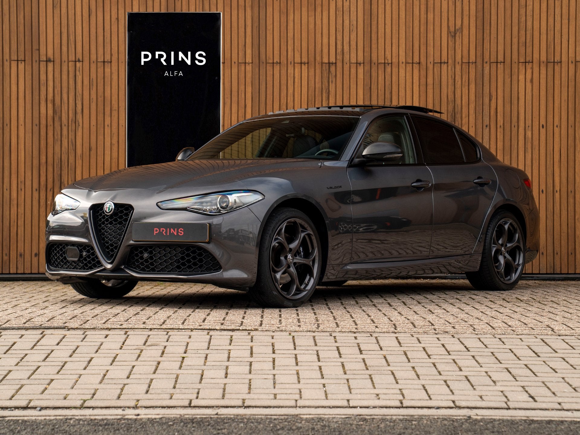 Alfa Romeo Giulia 2.0T Veloce 280pk AWD Full Option! | Pano-, 745 kg, Leder, Bedrijf, Vierwielaandrijving