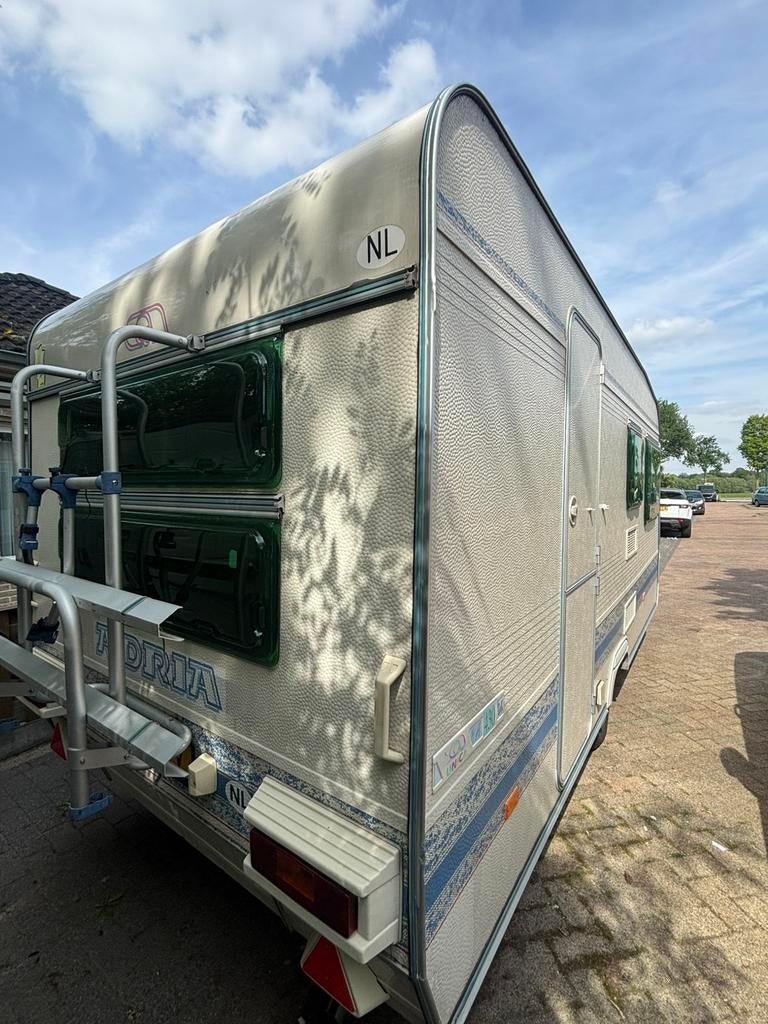 Nette Adria unica met KINDER KAMER STAPELBED! en voortent!, Rondzit, Bedrijf, Schokbreker, 750 - 1000 kg