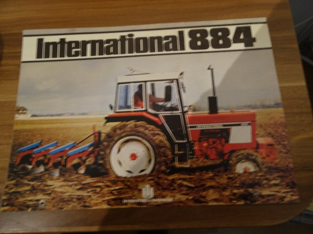 International 884 folder, Ophalen of Verzenden, Gelezen, Folder