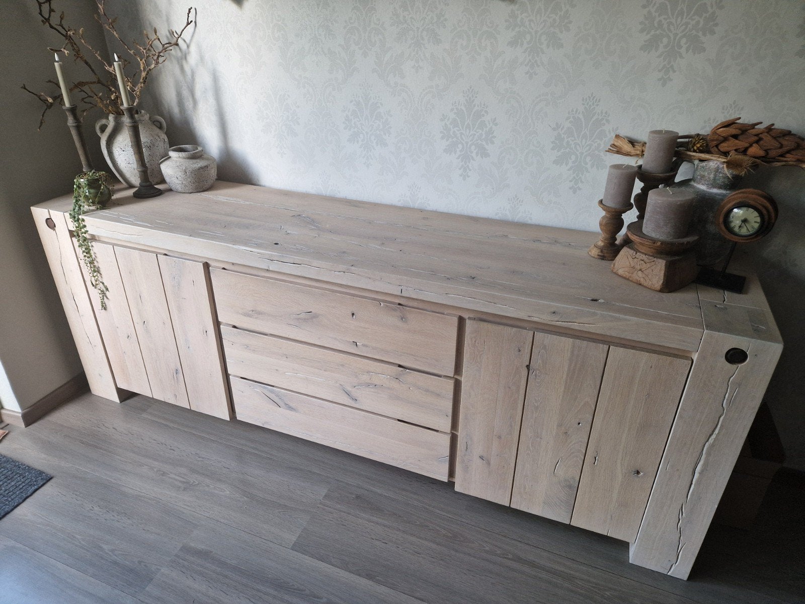 Robuust eiken dressoir van de Bommel met whitewash, Ophalen, 25 tot 50 cm, 200 cm of meer, Met deur(en)