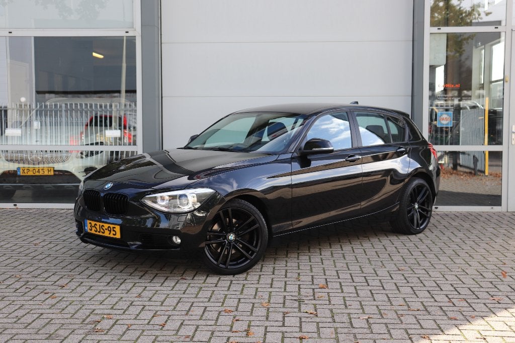 BMW 1-Serie 118I 170PK/ORIG.NL/LEER/STOEL.VERW/CRUISE/PDC, Auto's, 1-Serie, Bi-Xenon koplampen, Achterwielaandrijving, Zwart