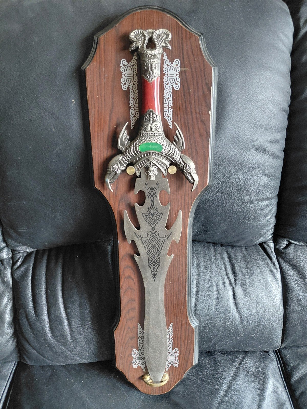 Decoratieve metalen fantasie zwaard met wandbord, Ophalen of Verzenden, Gebruikt