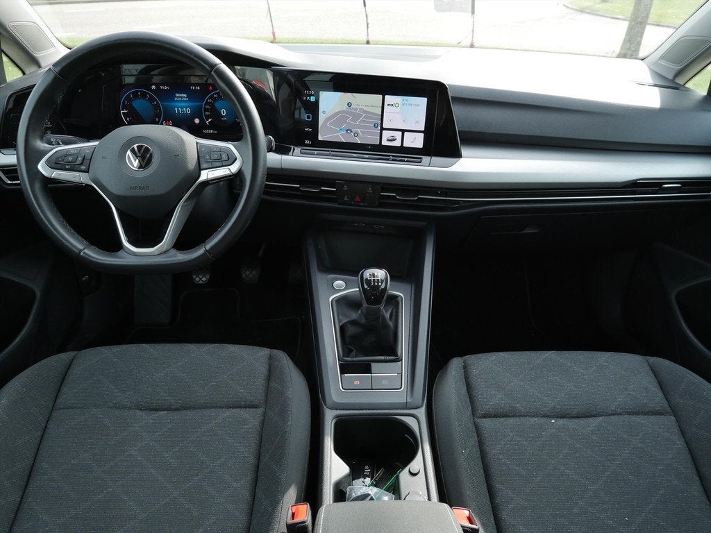 VOLKSWAGEN Golf 8 1.0 TSI 110pk Life 5D | Camera | Carplay |, Keurmerk '100% Onderhouden', 12 maanden, Stof, Gebruikt