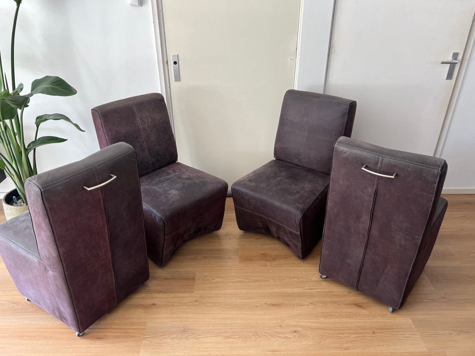 Gratis 4 stevige eetkamerstoelen met wieltjes, Ophalen, Gebruikt, Minder dan 75 cm, Stof