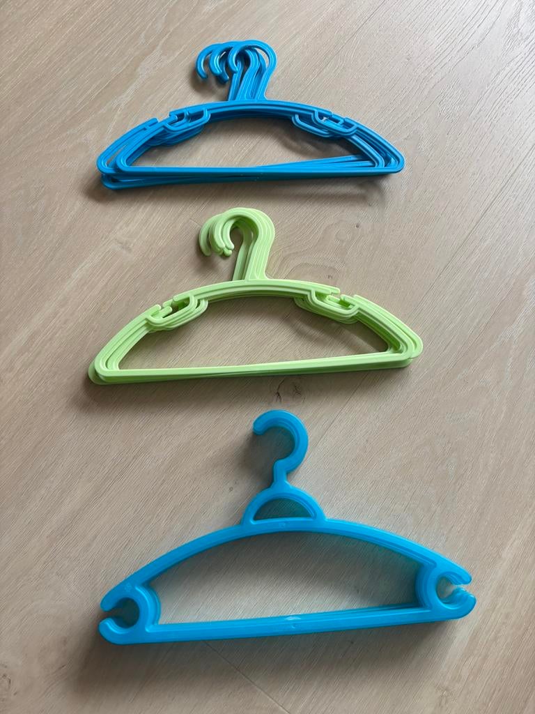 17 Plastic kledinghangers voor kinderen  / baby, Ophalen of Verzenden, Zo goed als nieuw, Kunststof, Kinderen