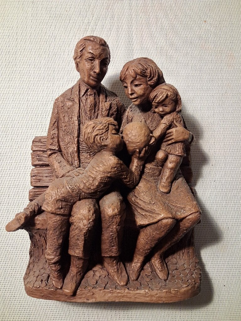 Beeld steen voor aan muur vader moeder en kinderen, Antiek en Kunst, Ophalen, Overige materialen, Wanddecoratie, Bruin