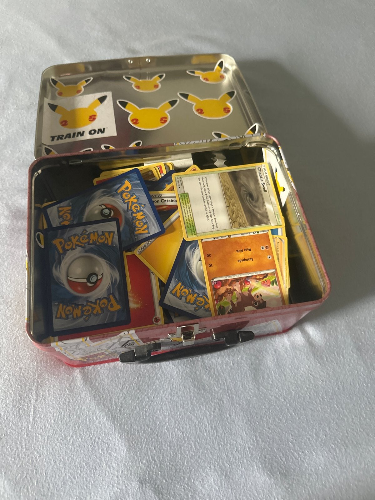 Bulk Pokémon kaarten in Pikachu blik, Ophalen of Verzenden, Gebruikt, Meerdere kaarten