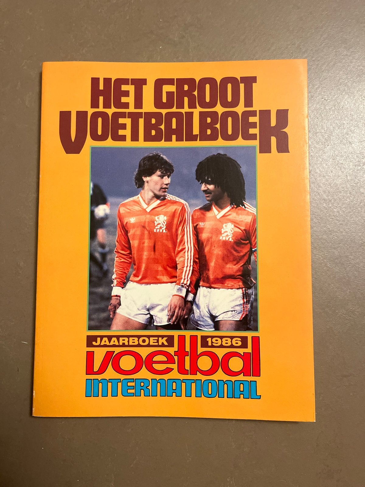 Het Groot Voetbalboek Jaarboek 1986 Voetbal International, Ophalen of Verzenden, Gelezen, Balsport