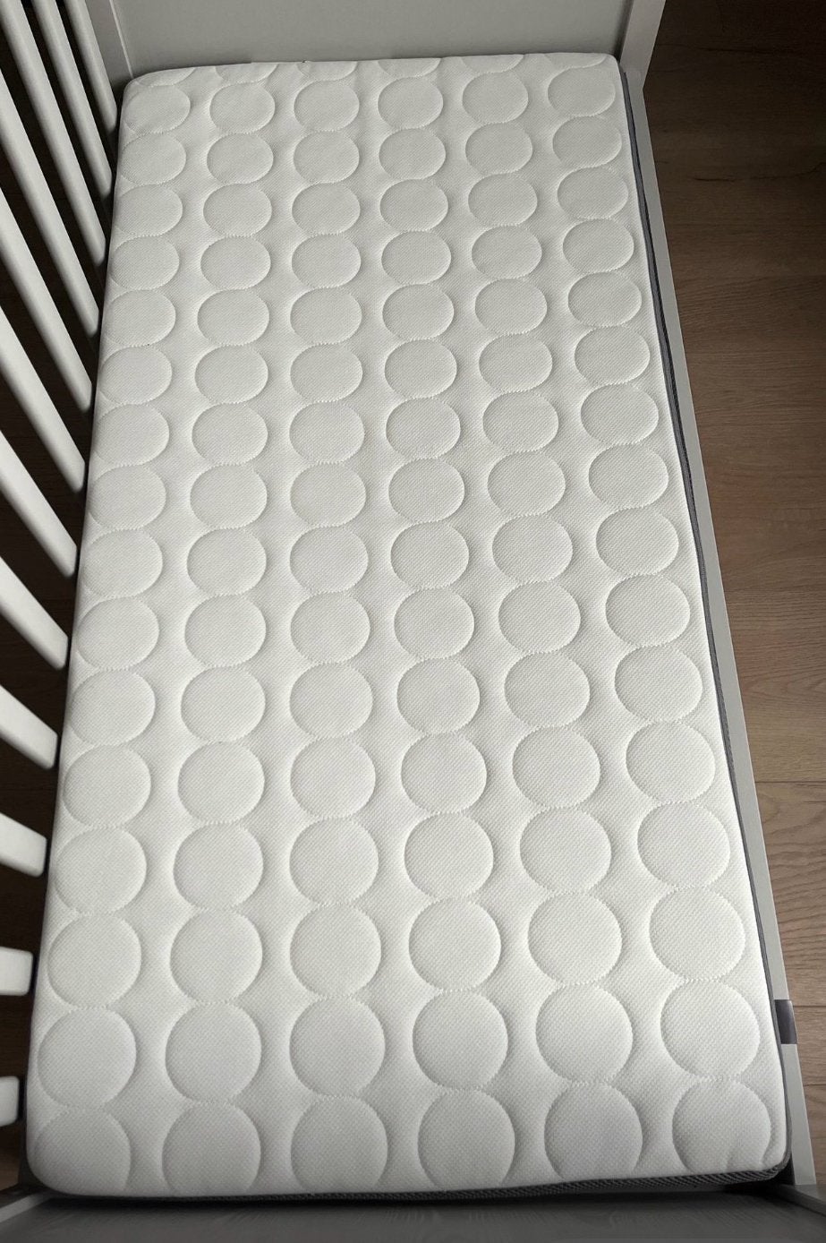 IKEA HIMLAVALV 3D matras + LENAST matrasbeschermer 60x120, Ophalen, 190 cm of minder, Zo goed als nieuw, Matras