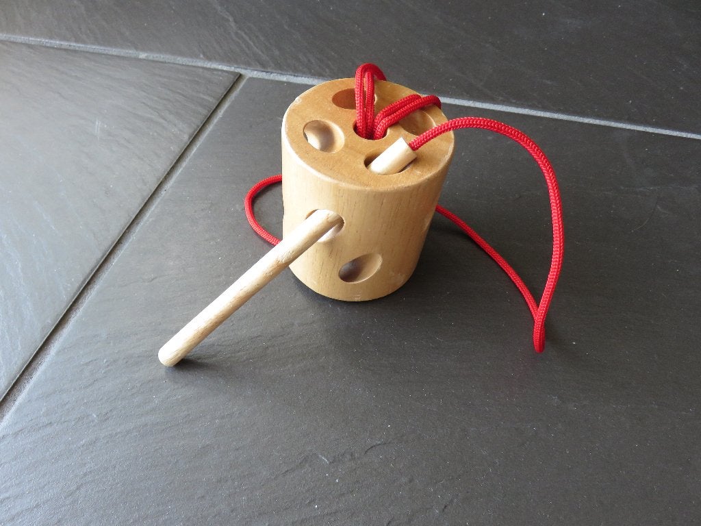 Houten rijgspel met houten naald, fijne motoriek, Ophalen of Verzenden, Zo goed als nieuw, Puzzelen