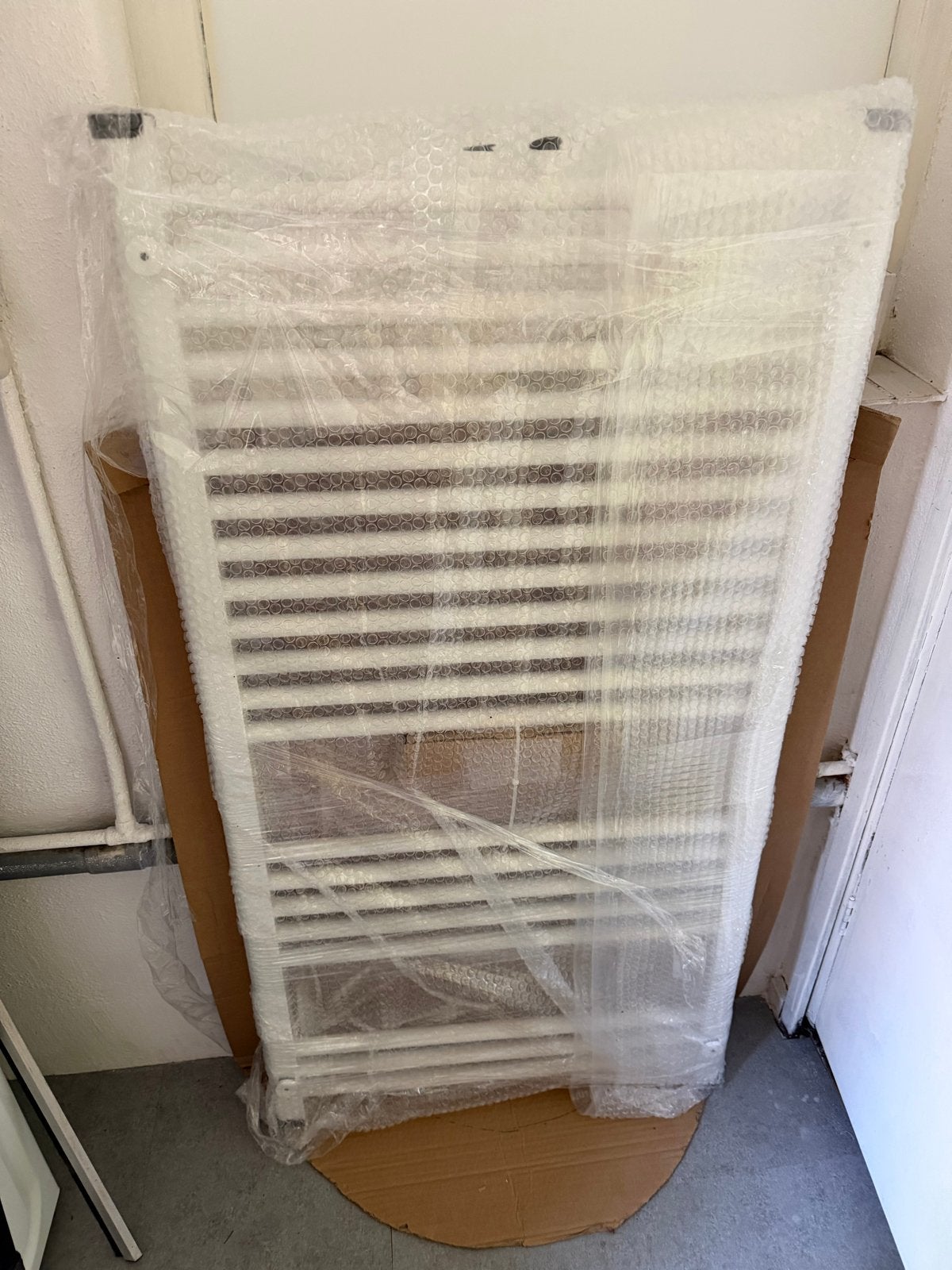 Nieuwe Designradiator 1159x600 wit 536W incl. onderblok, Ophalen, 500 tot 800 watt, Radiator, Nieuw
