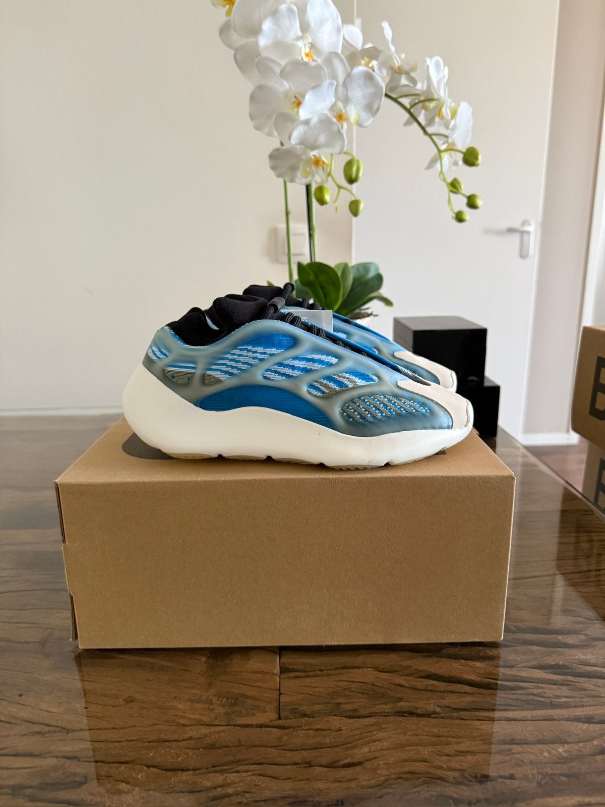 Adidas Yeezy 700 V3 Arzareth 37 1/3 €, Kleding | Heren, Schoenen, Ophalen of Verzenden, Nieuw, Zwart