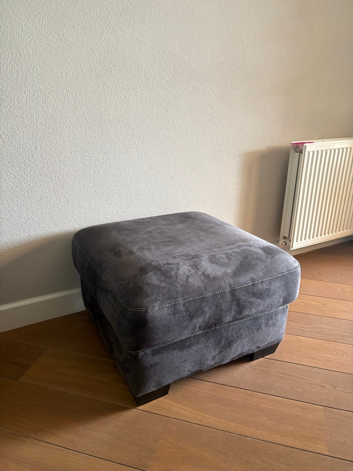 Donkergrijze poef / hocker - zo goed als nieuw, Huis en Inrichting, Banken | Voetenbanken en Poefen, Ophalen, Vierkant, Zo goed als nieuw