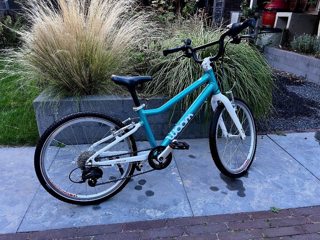 Woom 4 - metallic turquoise met mandje, Fietsen en Brommers, Fietsen | Kinderfietsjes, Ophalen, 20 inch of meer, Velgrem, Zo goed als nieuw
