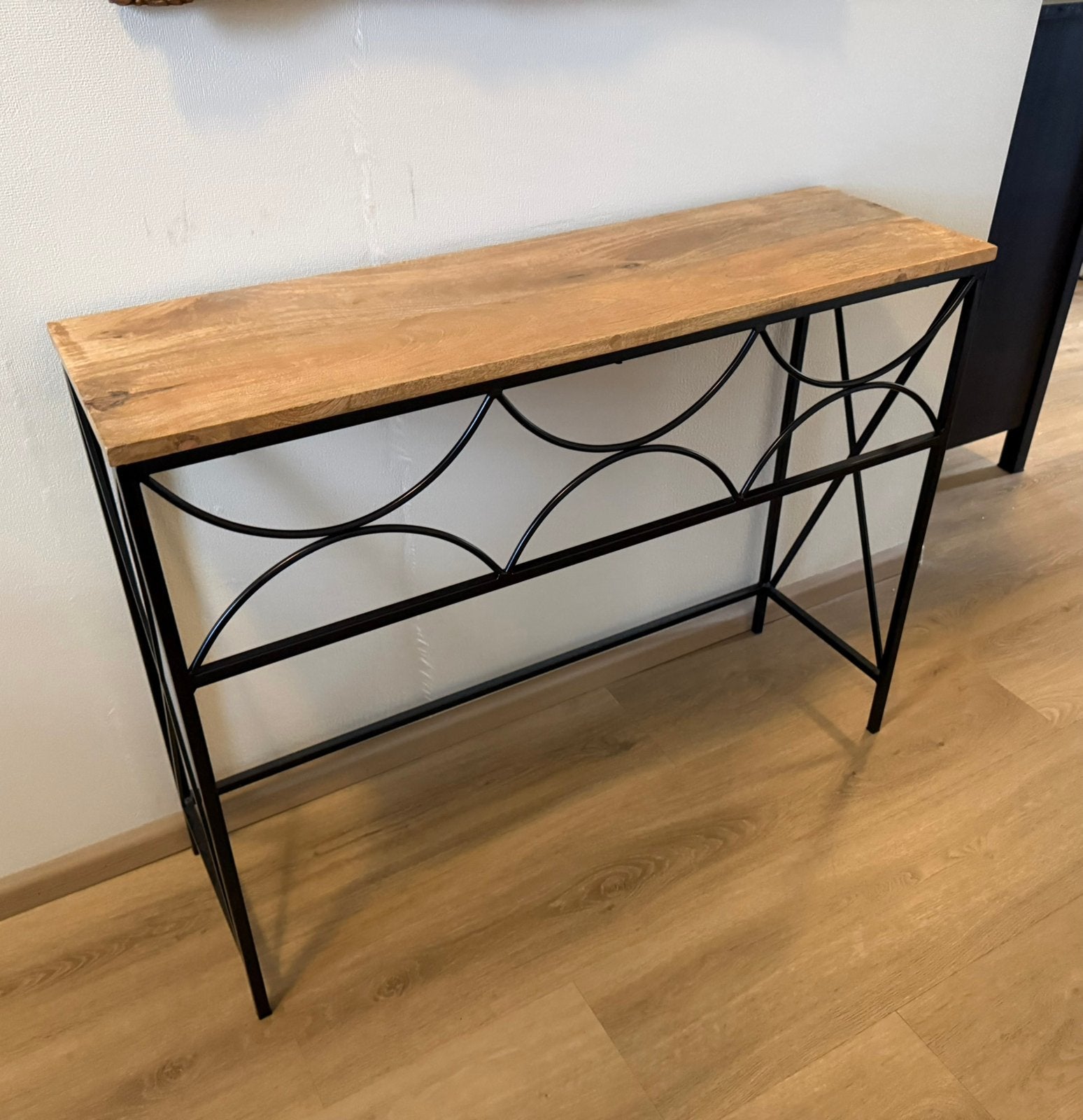 Houten tafeltje met zwart stalen frame, Huis en Inrichting, Tafels | Sidetables, Ophalen, 50 tot 100 cm, Zo goed als nieuw, 25 tot 50 cm