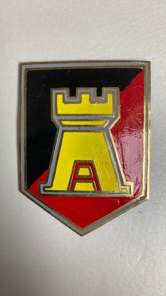 KNIL Stafkwartier A-Divisie 2e model, Verzamelen, Ophalen of Verzenden, Landmacht, Nederland, Embleem of Badge