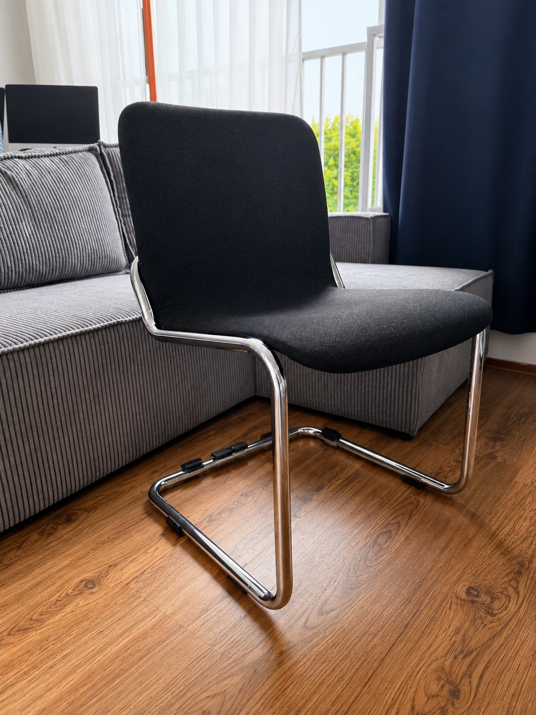 Zwarte cantilever stoelen, Ophalen, Zwart, Zo goed als nieuw, Vier