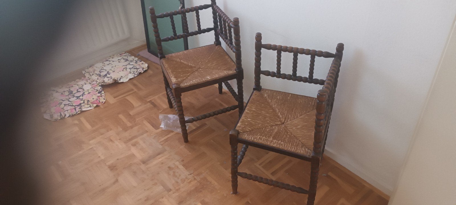 2 driehoek stoeltjes, Ophalen