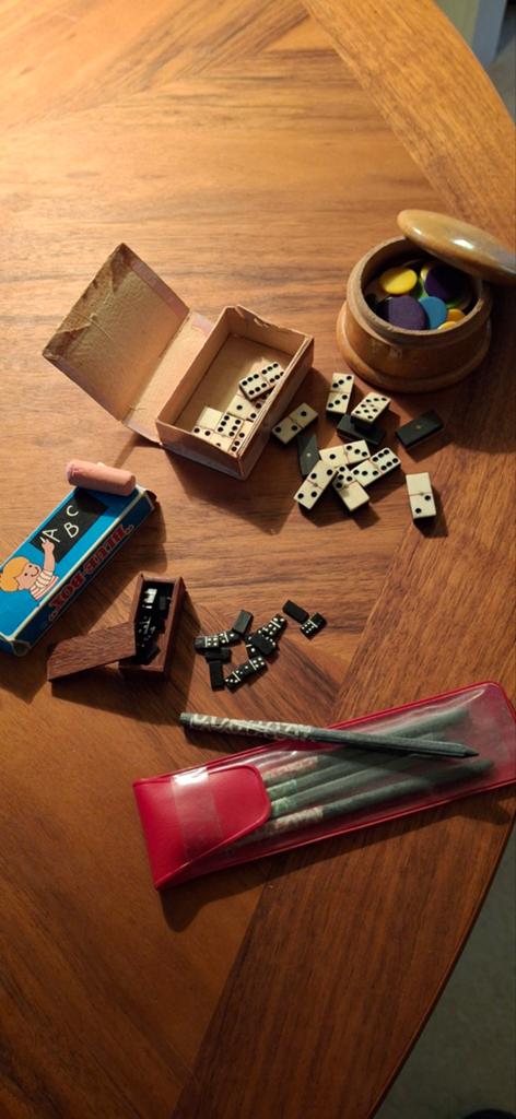 Vintage voor poppenhuis of zo, 2 mini dominospellen enz.,, Hobby en Vrije tijd, Een of twee spelers, Ophalen of Verzenden, Gebruikt
