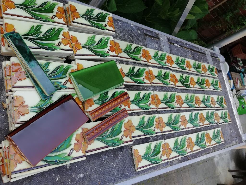 9 stuks jugendstil randtegels met opgelegd blad en bloem, Ophalen
