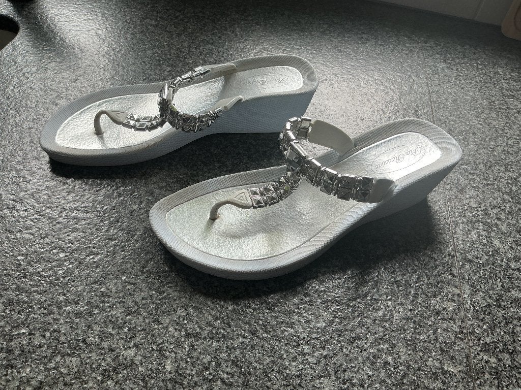 Witte sleehakslipper met strassversiering maat 37, Ophalen of Verzenden, Zo goed als nieuw, Wit