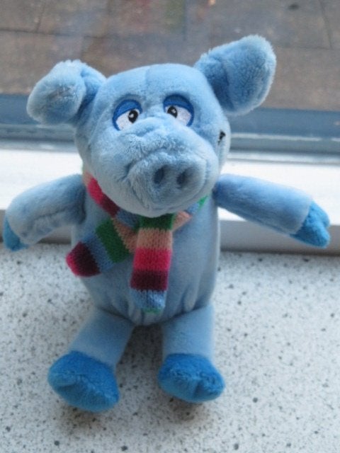 Blauw velours varken merk Tendertoys met gebreide sjaal, Overige typen, Blauw, Ophalen of Verzenden, Zo goed als nieuw