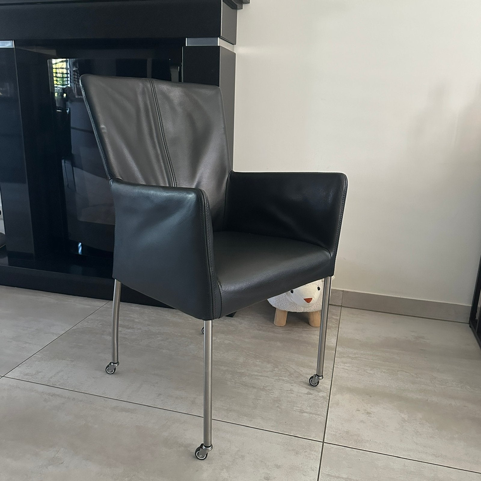 6 prachtige zwart leren eetkamerstoelen / TWV €2400,- totaal