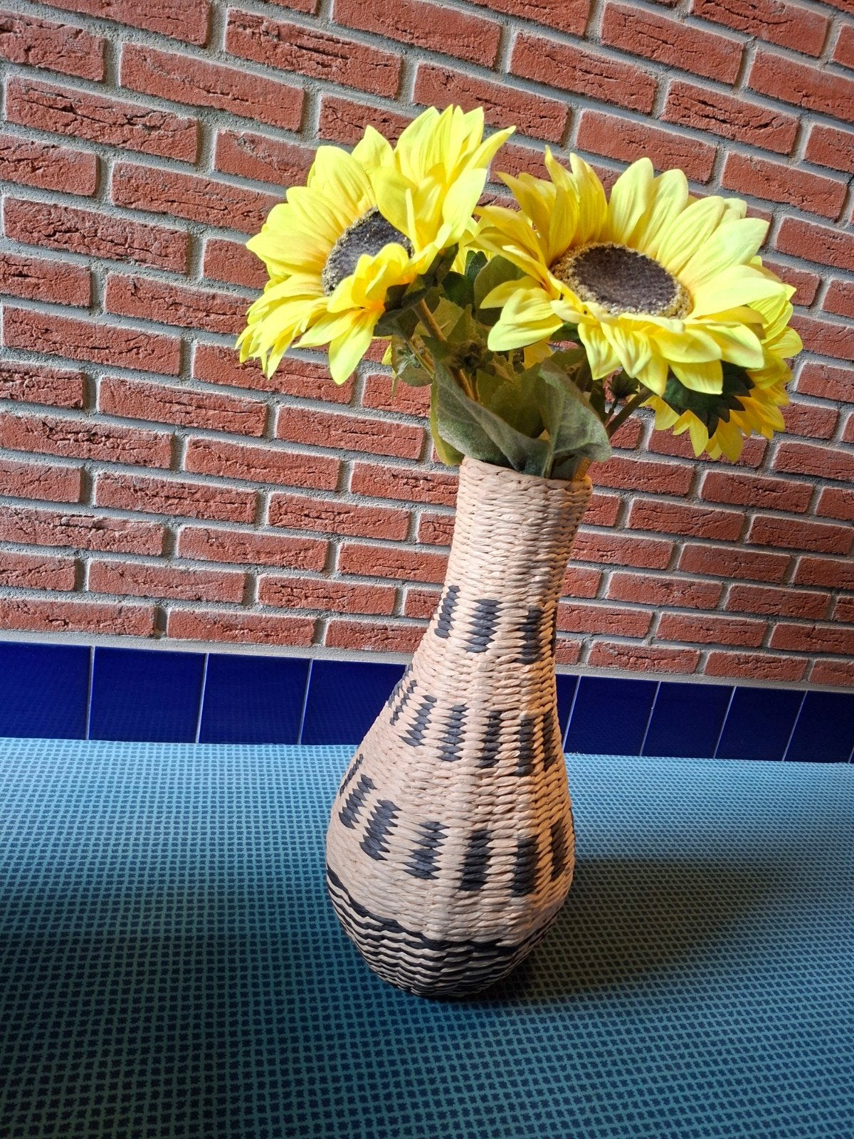 Rieten vaas met grote kunst zonnebloemen, Ophalen, Zo goed als nieuw