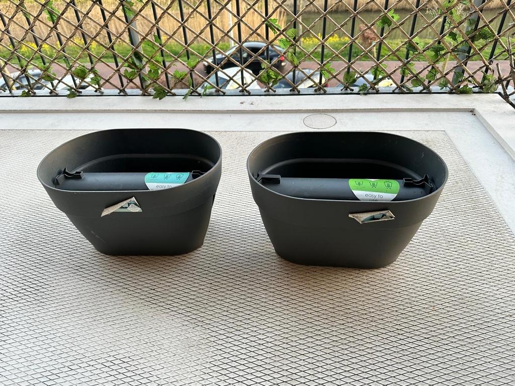 2x Donkergrijze Kunststof Bloembakken met Waterreservoir, Tuin en Terras, Bloembakken en Plantenbakken, Ophalen, Kunststof, Gebruikt