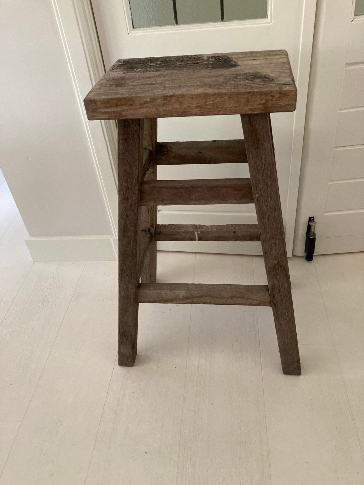 Stoere robuuste houten kruk / plantentafel, Ophalen, Gebruikt, Hout