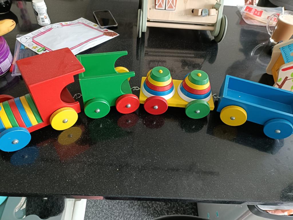 Houten Trein met Stapelblokken - Kleurrijk Speelgoed, Kinderen en Baby's, Speelgoed | Speelgoedvoertuigen, Ophalen, Gebruikt