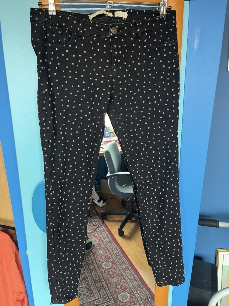 leuke zwarte skinny met hartjes 42 zgan, Verzenden, Zwart, Maat 42/44 (L), Zo goed als nieuw