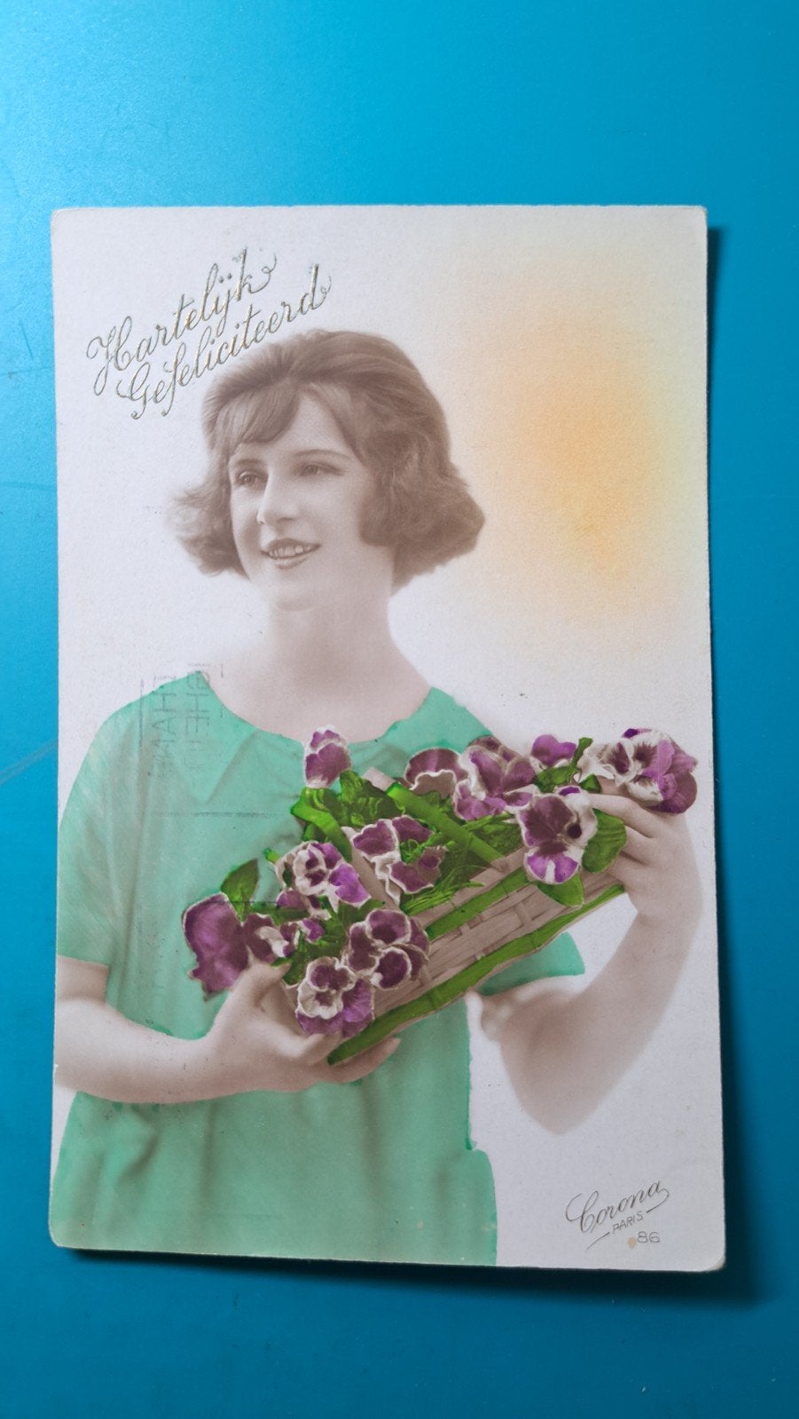 vrouw met viooltjes,  hartelijk gefeliciteerd 1926, Verzenden, 1920 tot 1940, Gelopen