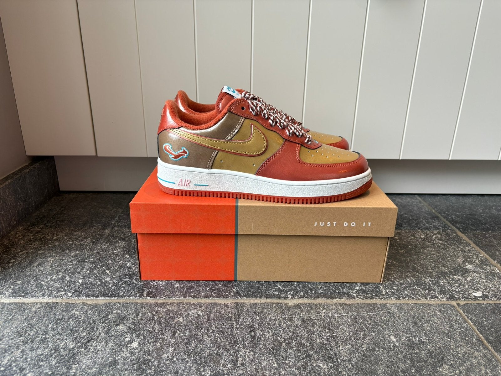 Nike Air Force 1 x NIGO x J-Hope Burnt Sunrise Met Gold 43, Bruin, Nieuw, Ophalen of Verzenden, Sneakers of Gympen