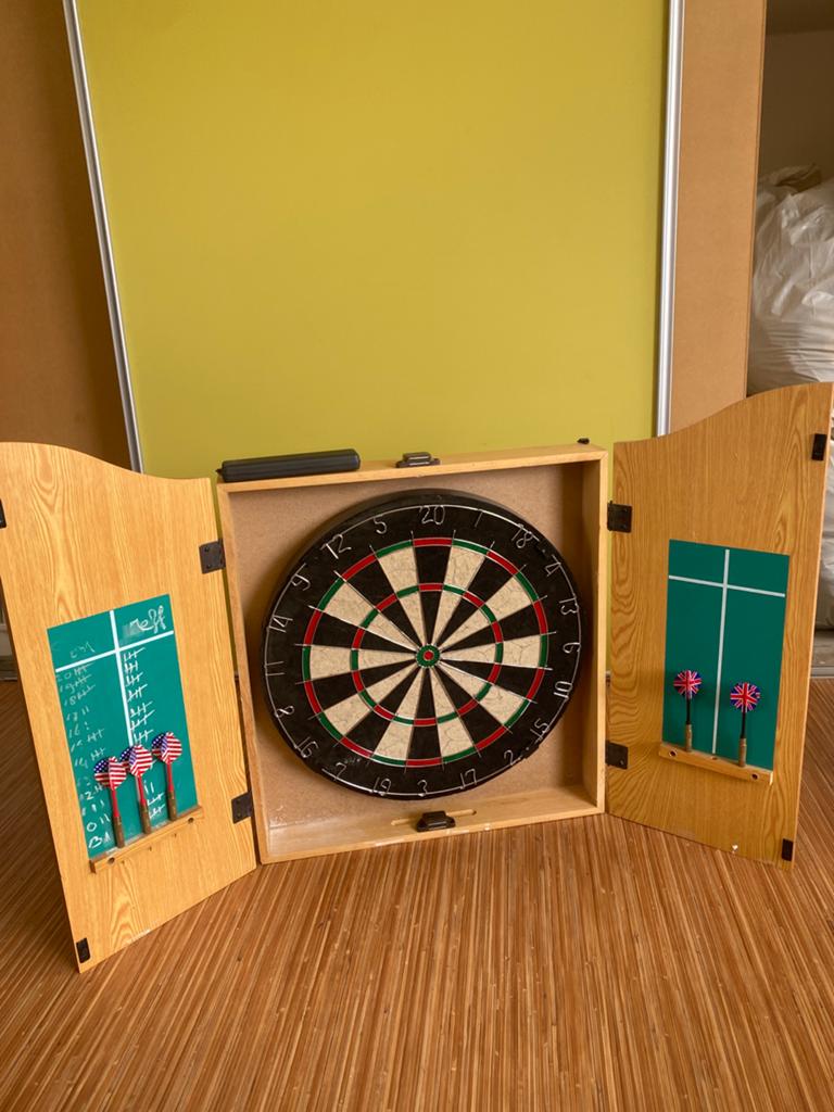 Dartbord in houten kast - Kings Head Pub & Lodging, Sport en Fitness, Darts, Ophalen, Gebruikt, Dartbord met pijlen