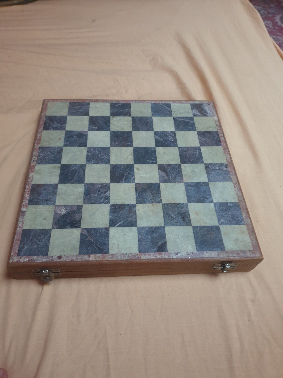 Uniek schaakspel met marmeren bord en houten kist, Ophalen of Verzenden, Minder dan 500 stukjes, Zo goed als nieuw, Schaken