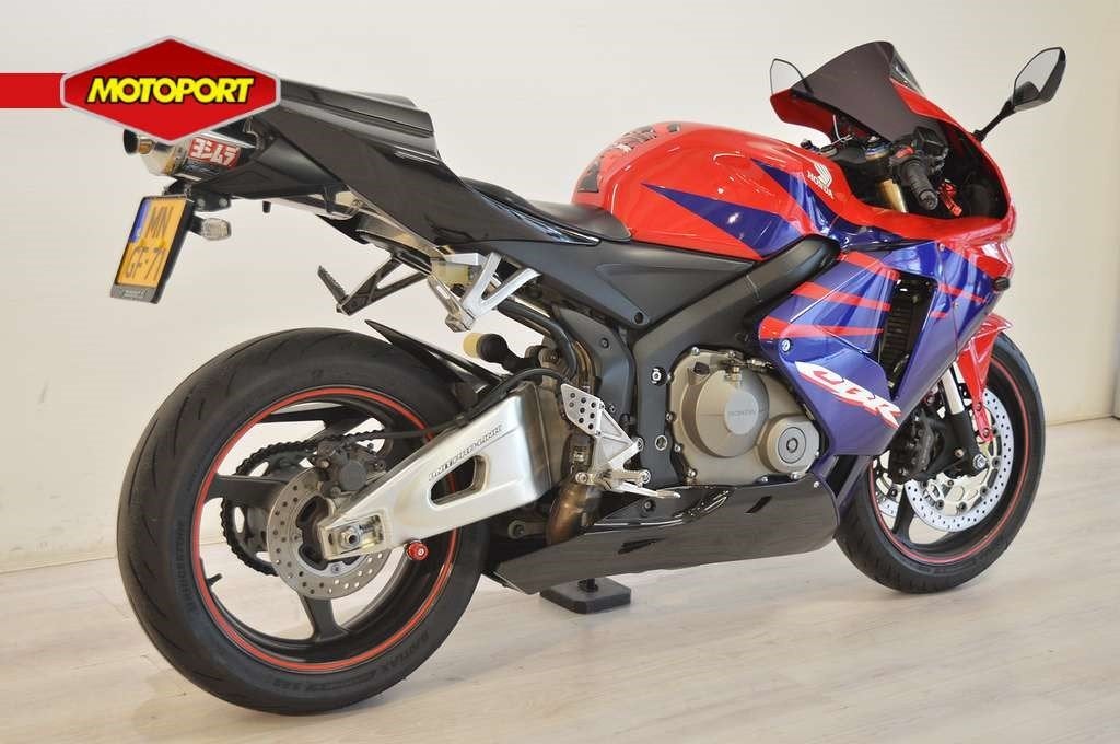 Honda CBR 600 RR (bj 2005), Wijngaardveld 1
9300  AALST, BE, Bedrijf, Super Sport, Mc.benelux@honda-eu.com