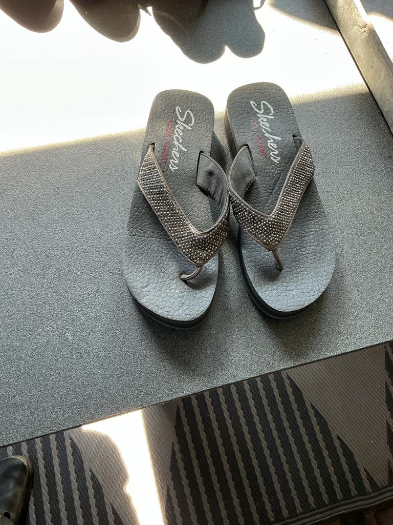 Skechers Yoga Foam Slippers met strass, Ophalen of Verzenden, Gedragen, Grijs, Slippers