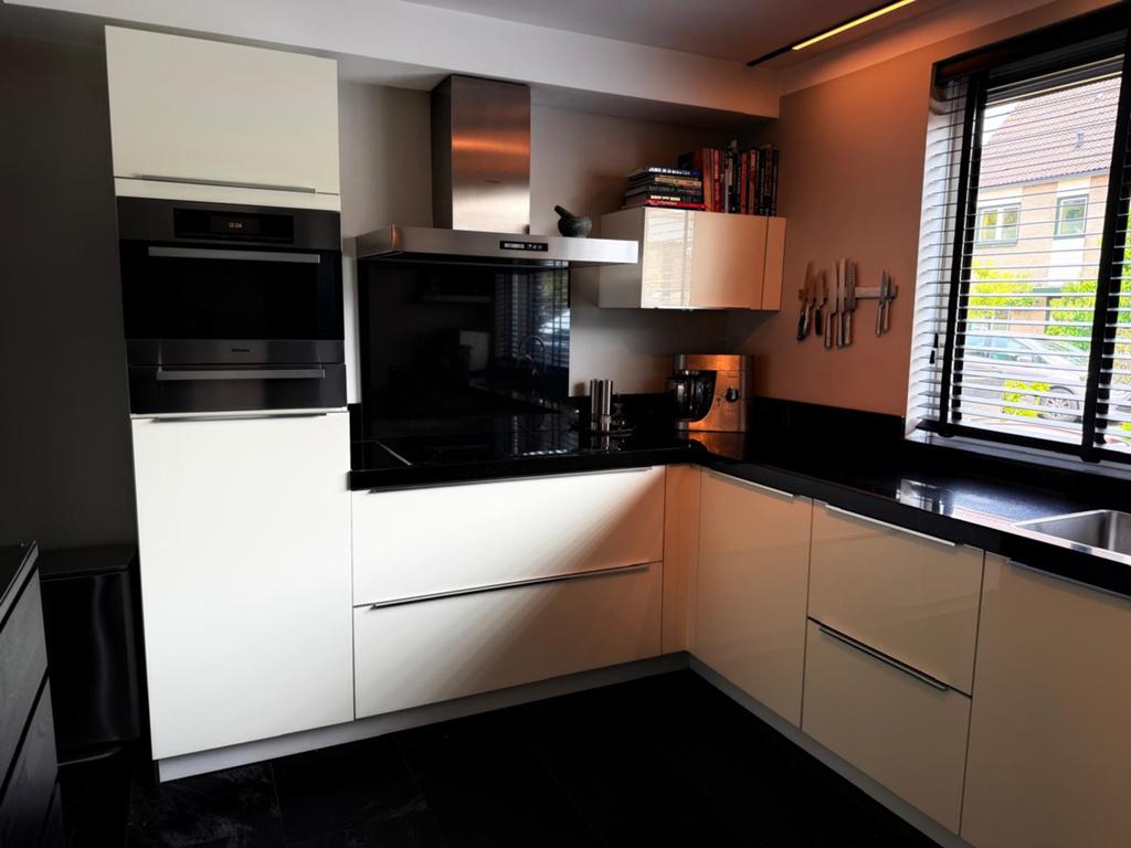 Nette witte hoek keuken. Granieten blad en Miele appetatuur, Gebruikt, Wit, Hoekkeuken, Graniet of Steen