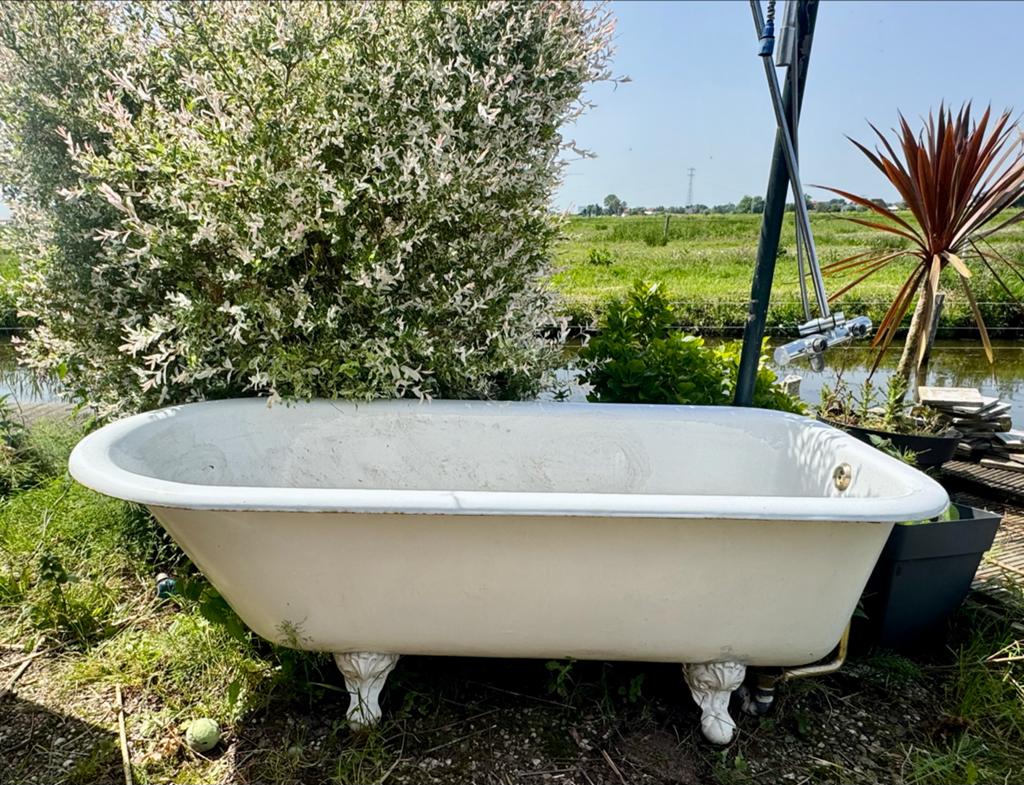 Prachtig gietijzeren bad op pootjes met kranen, Doe-het-zelf en Verbouw, Sanitair, Ophalen of Verzenden, Gebruikt, Bad
