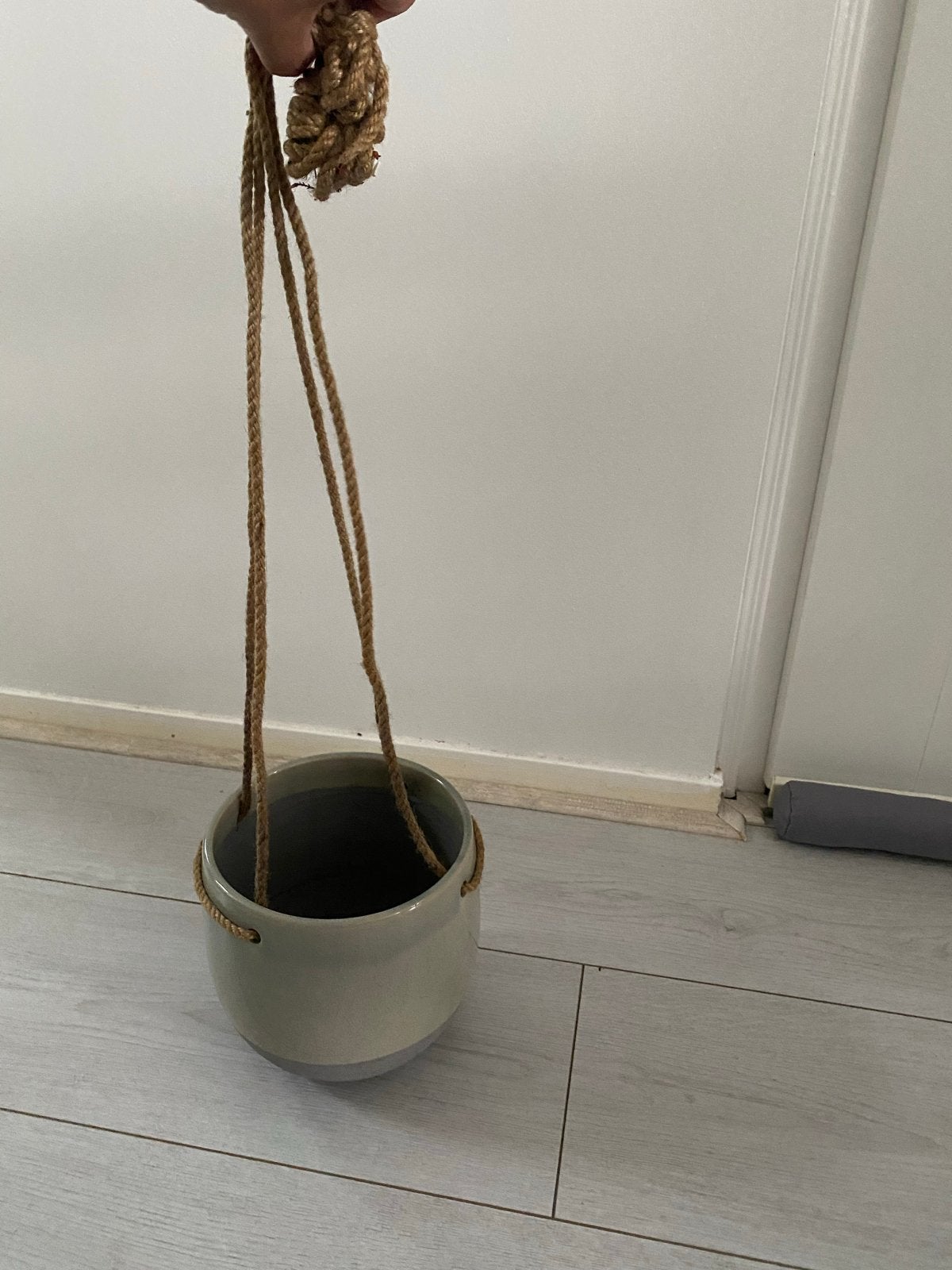 Stijlvolle Hangende Bloempot met Touw - Keramiek, Tuin en Terras, Bloempotten, Rond, Binnen, Ophalen of Verzenden, Zo goed als nieuw